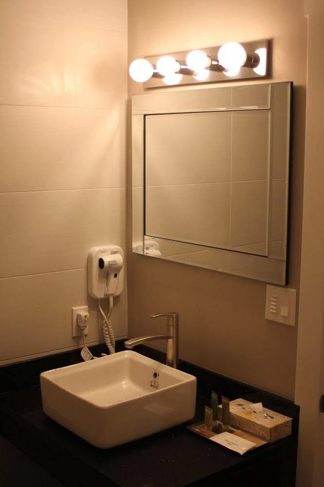 Capital City Center Hotel Виктория Екстериор снимка